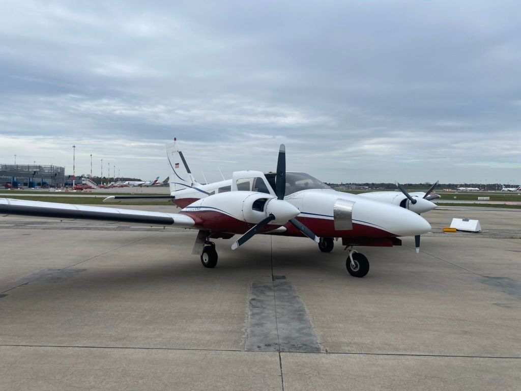 Zweimotoriges Flugzeug auf Flughafen - Flugzeugausbildung PPL CPL ATPL bei APEA Stuttgart