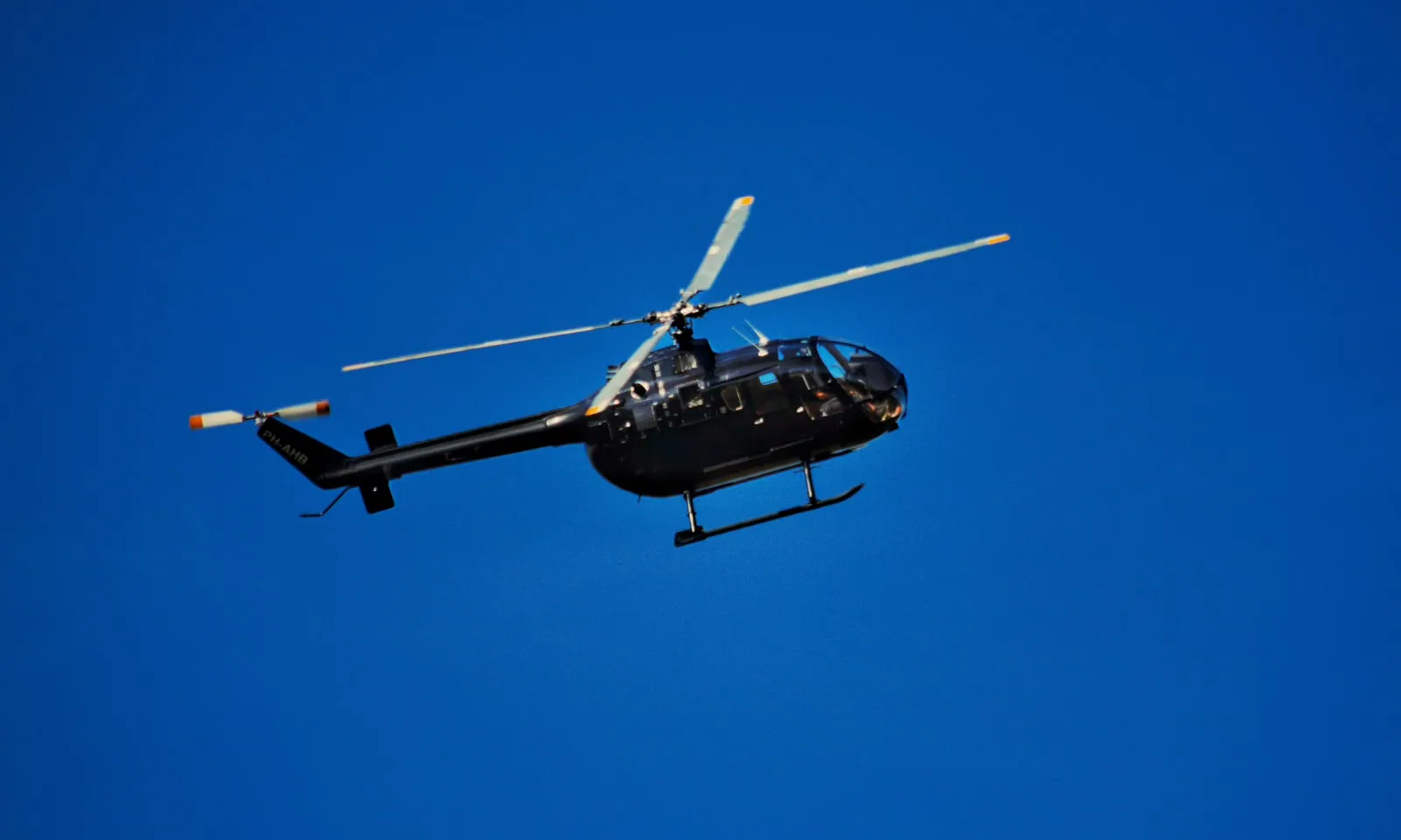 MBB BO105 PH-AHB im Flug vor blauem Himmel